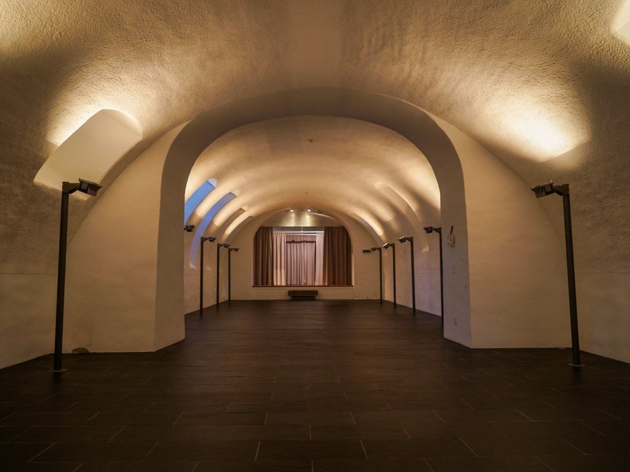 Grosser Gewölbekeller im Kloster Stift Olsberg mit Schieferboden