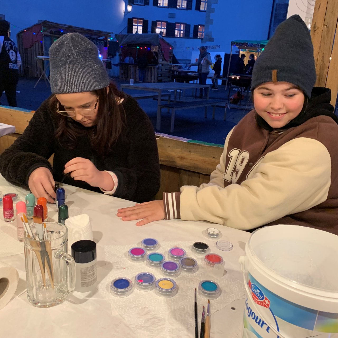 Zwei Jugendliche lackieren ihre Fingernägel am Herbstfest Olsberg