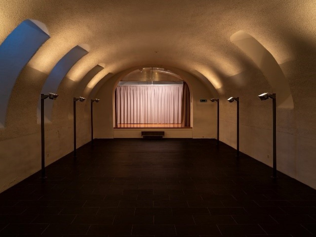 Grosser Gewölbekeller im Kloster Stift Olsberg mit Schieferboden