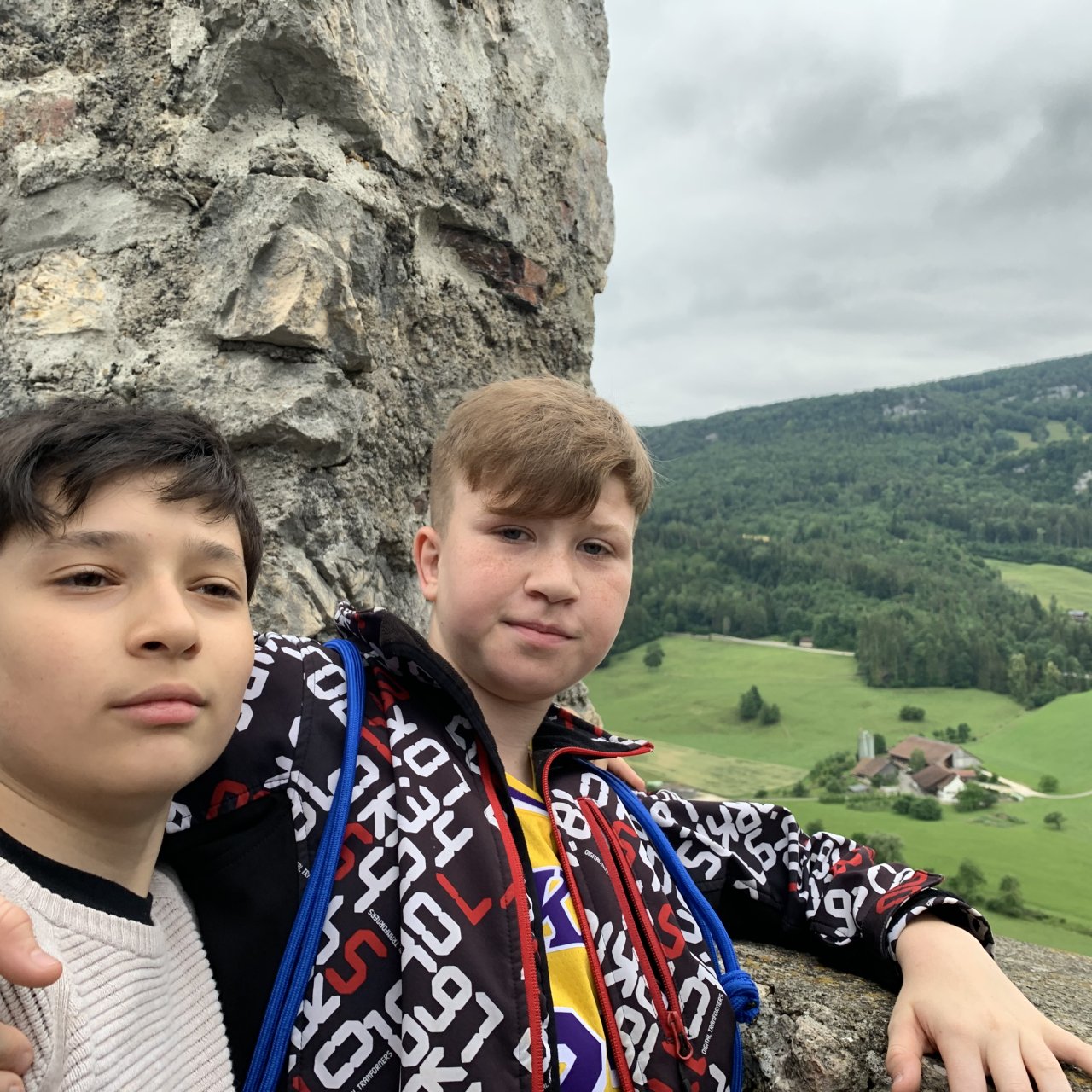 Zwei Jungs vom Stift Olsberg auf einem Ausflug, sie stehen bei einem Aussichtspunkt