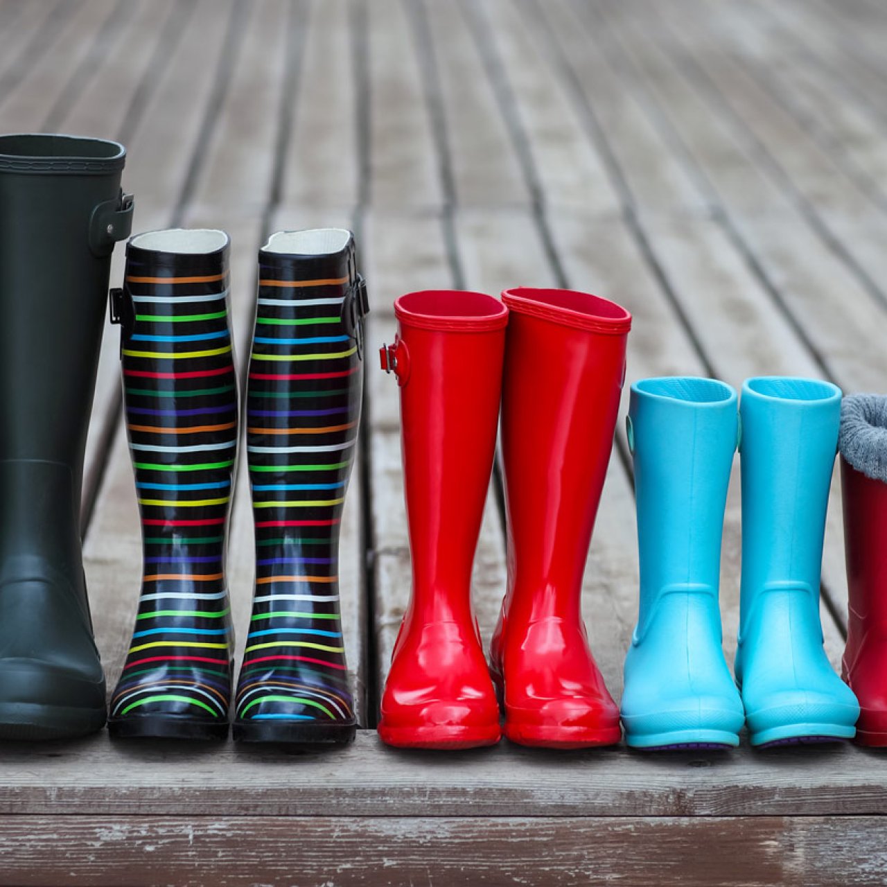 Pflegefamilien AFAB Bild Regenstiefel einer 5-köpfigen Familie